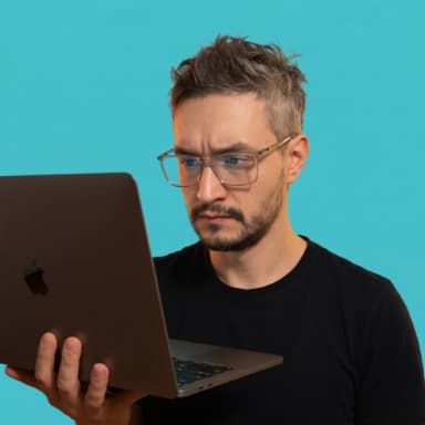 Paulo focado em uma tarefa de tecnologia